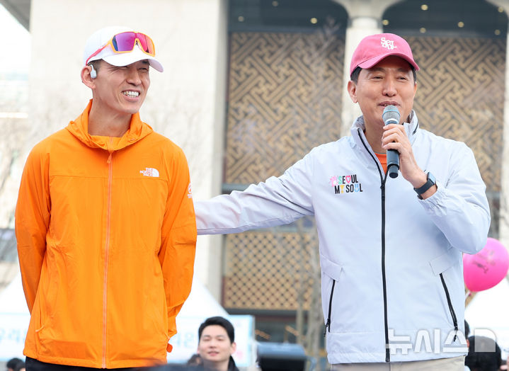 [서울=뉴시스] 이영환 기자 = 오세훈 서울시장이 28일 오전 서울 종로구 광화문광장에서 열린 2026 서울 유아차 런(Run) 행사에 참석해 가수 션에게 감사의 말을 전하고 있다. 2026.03.28. 20hwan@newsis.com