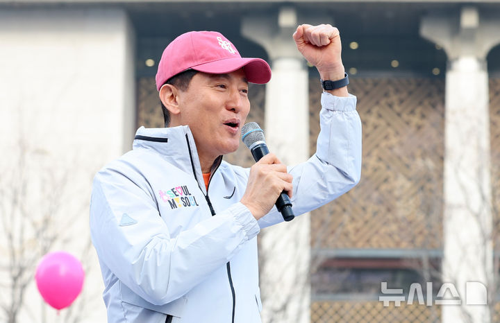 [서울=뉴시스] 이영환 기자 = 오세훈 서울시장이 28일 오전 서울 종로구 광화문광장에서 열린 2026 서울 유아차 런(Run) 행사에 참석해 인사말을 하고 있다. 2026.03.28. 20hwan@newsis.com