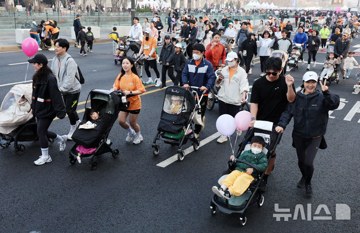 [서울=뉴시스] 이영환 기자 = 28일 오전 서울 종로구 광화문광장에서 2026 서울 유아차 런(Run) 행사에서 참가자들이 도착지인 여의도공원을 향해 달리고 있다. 2026.03.28. 20hwan@newsis.com