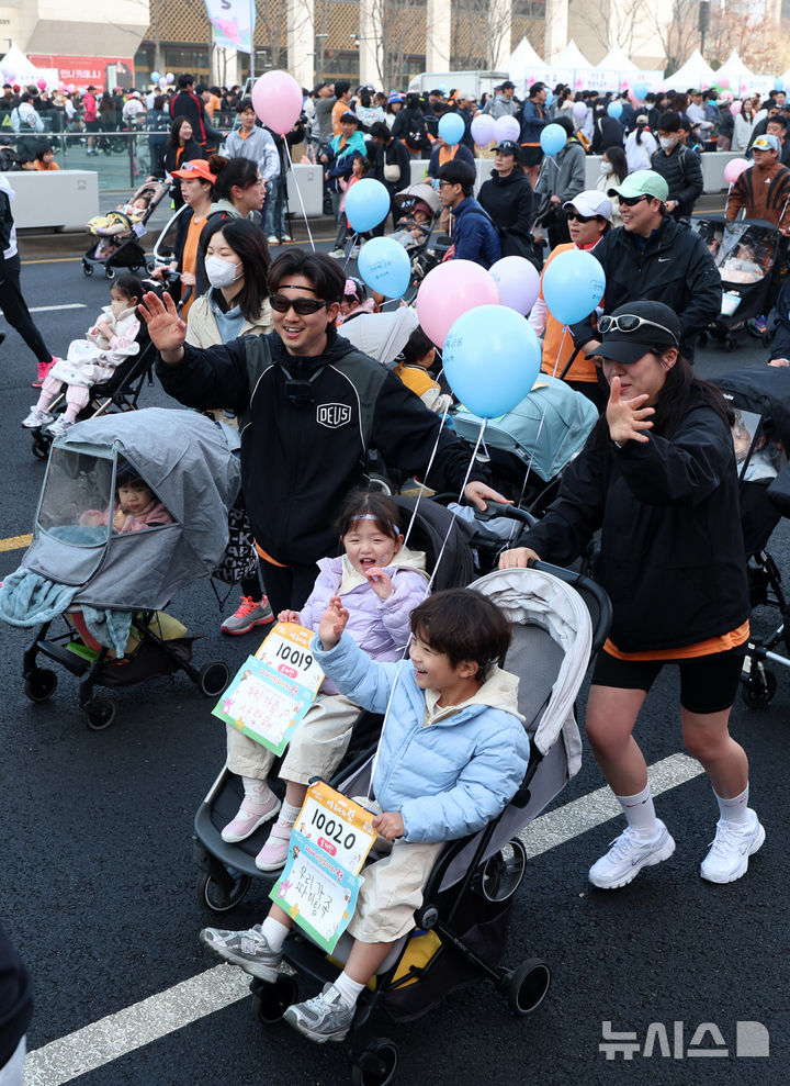 [서울=뉴시스] 이영환 기자 = 28일 오전 서울 종로구 광화문광장에서 2026 서울 유아차 런(Run) 행사에서 참가자들이 도착지인 여의도공원을 향해 달리고 있다. 2026.03.28. 20hwan@newsis.com