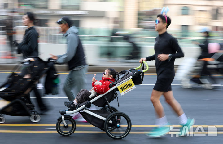 [서울=뉴시스] 이영환 기자 = 28일 오전 서울 종로구 광화문광장에서 2026 서울 유아차 런(Run) 행사에서 참가자들이 도착지인 여의도공원을 향해 달리고 있다. 2026.03.28. 20hwan@newsis.com