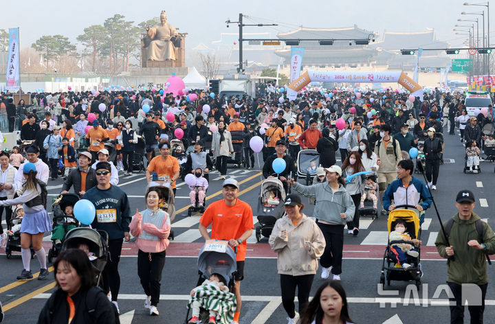 [서울=뉴시스] 이영환 기자 = 28일 오전 서울 종로구 광화문광장에서 2026 서울 유아차 런(Run) 행사 참가자들이 도착지인 여의도공원을 향해 달리고 있다. 2026.03.28. 20hwan@newsis.com