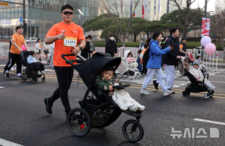 [서울=뉴시스] 이영환 기자 = 28일 오전 서울 종로구 광화문광장에서 2026 서울 유아차 런(Run) 행사에서 참가자들이 도착지인 여의도공원을 향해 달리고 있다. 2026.03.28. 20hwan@newsis.com