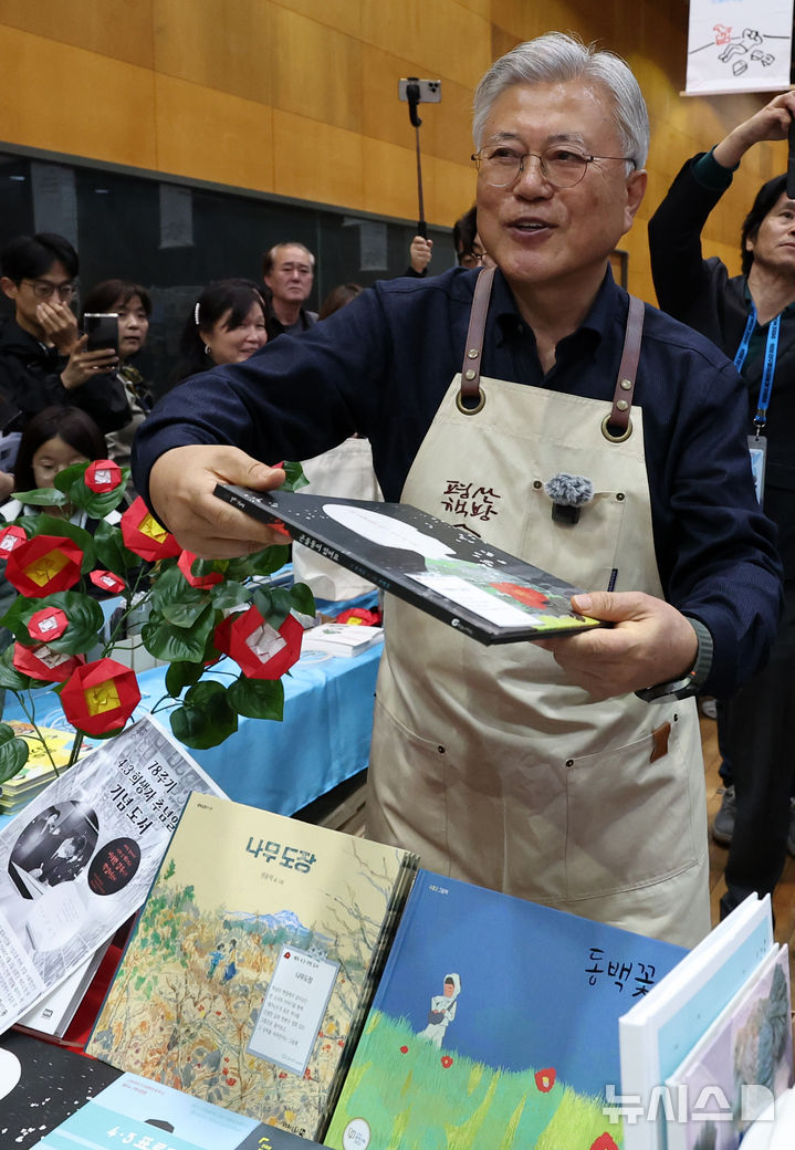 [파주=뉴시스] 이영환 기자 = 문재인 전 대통령이 28일 오후 경기 파주시 아시아출판정보문화센터 지혜의숲 다목적홀에서 열린 DMZ세계문학페스타 2026 북페어 '사이에서' 평산책방 부스에서 시민들에게 도서를 추천하고 있다. 2026.03.28. 20hwan@newsis.com