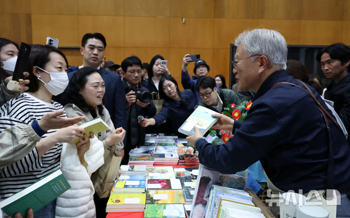 [파주=뉴시스] 이영환 기자 = 문재인 전 대통령이 28일 오후 경기 파주시 아시아출판정보문화센터 지혜의숲 다목적홀에서 열린 DMZ세계문학페스타 2026 북페어 '사이에서' 평산책방 부스에서 시민들에게 도서를 추천하고 있다. 2026.03.28. 20hwan@newsis.com