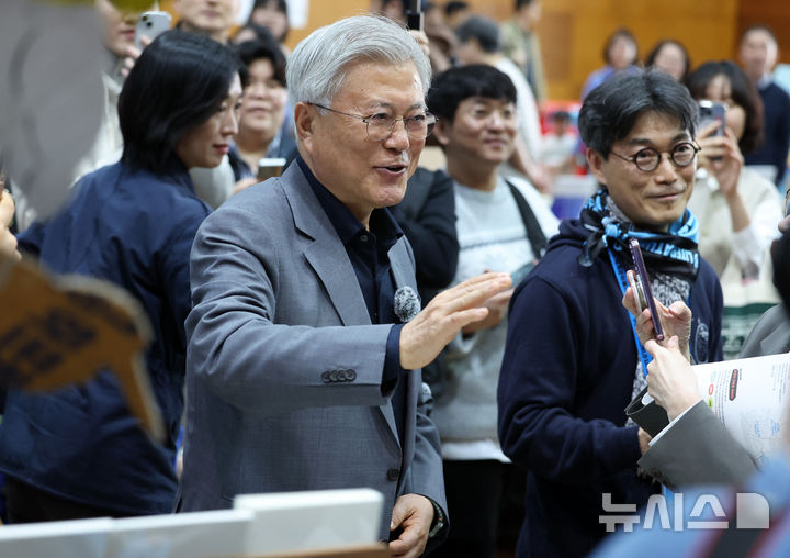 [파주=뉴시스] 이영환 기자 = 문재인 전 대통령이 28일 오후 경기 파주시 아시아출판정보문화센터 지혜의숲 다목적홀에서 열린 DMZ세계문학페스타 2026 북페어 '사이에서' 평산책방 부스로 향하며 시민들과 인사를 나누고 있다. 2026.03.28. 20hwan@newsis.com