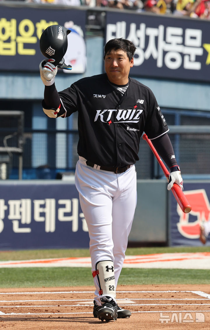 [서울=뉴시스] 배훈식 기자 = 2026 신한 SOL KBO리그가 개막한 28일 오후 서울 송파구 잠실야구장에서 열린 LG 트윈스와 KT 위즈의 경기, 1회초 KT 김현수가 팬들에게 인사하고 있다. 2026.03.28. dahora83@newsis.com