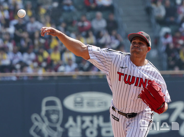 [서울=뉴시스] 배훈식 기자 = 2026 신한 SOL KBO리그가 개막한 28일 오후 서울 송파구 잠실야구장에서 열린 LG 트윈스와 KT 위즈의 경기, 1회초 LG 선발 치리노스가 투구하고 있다. 2026.03.28. dahora83@newsis.com