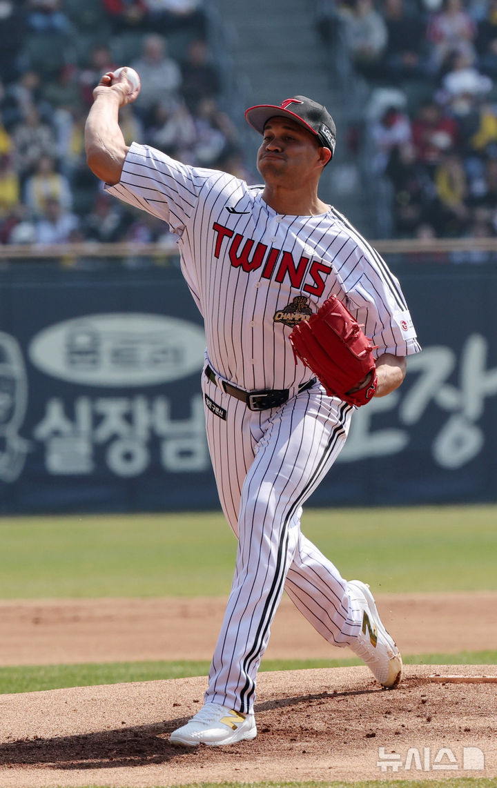 [서울=뉴시스] 배훈식 기자 = 2026 신한 SOL KBO리그가 개막한 28일 오후 서울 송파구 잠실야구장에서 열린 LG 트윈스와 KT 위즈의 경기, 1회초 LG 선발 치리노스가 투구하고 있다. 2026.03.28. dahora83@newsis.com