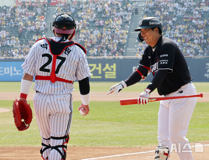 [서울=뉴시스] 배훈식 기자 = 2026 신한 SOL KBO리그가 개막한 28일 오후 서울 송파구 잠실야구장에서 상대팀으로 만난 KT 김현수와 LG 박동원이 대화하고 있다. 2026.03.28. dahora83@newsis.com