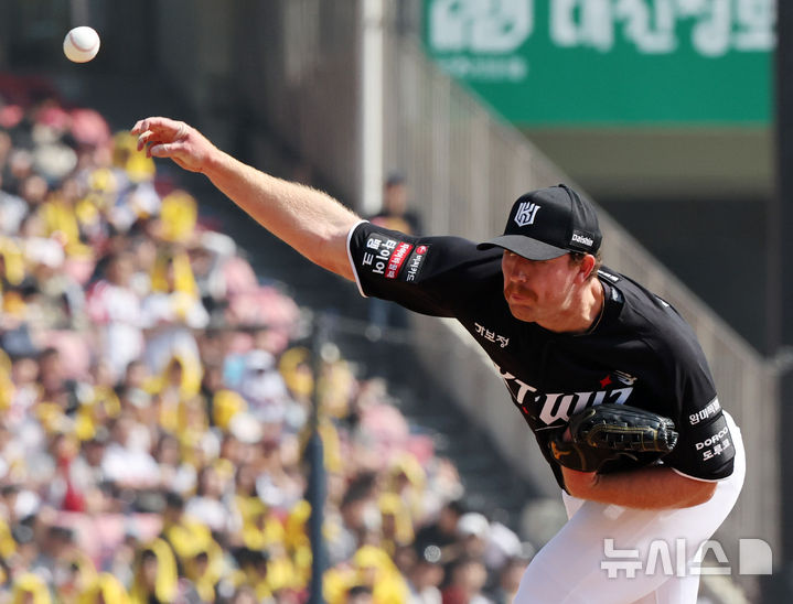 [서울=뉴시스] 배훈식 기자 = 2026 신한 SOL KBO리그가 개막한 28일 오후 서울 송파구 잠실야구장에서 열린 LG 트윈스와 KT 위즈의 경기, 1회말 KT 선발 사우어가 투구하고 있다. 2026.03.28. dahora83@newsis.com