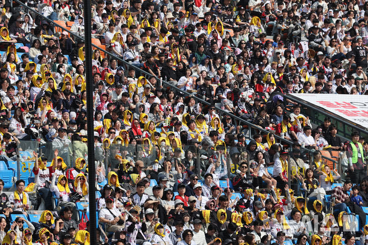 [서울=뉴시스] 배훈식 기자 = 2026 신한 SOL KBO리그가 개막한 28일 오후 서울 송파구 잠실야구장을 찾은 만원 관중이 열띤 응원을 하고 있다. 2026.03.28. dahora83@newsis.com