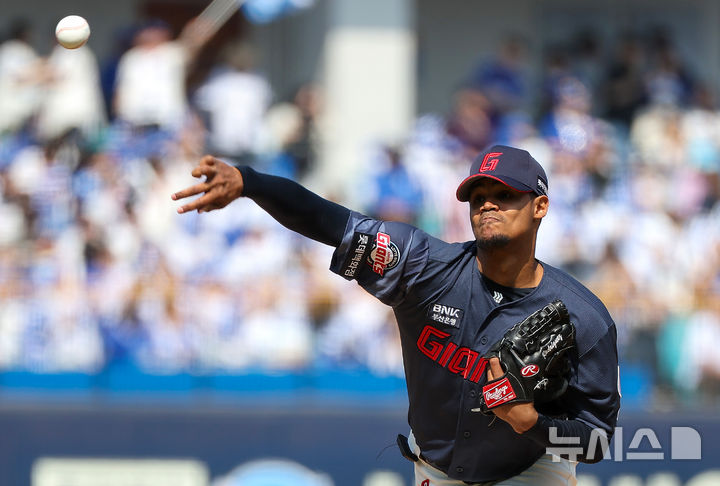 [대구=뉴시스] 이무열 기자 = 28일 대구 수성구 삼성라이온즈파크에서 열린 2026 신한 SOL KBO리그 개막전 롯데 자이언츠와 삼성 라이온즈 경기, 1회말 롯데 선발투수 로드리게스가 공을 던지고 있다. 2026.03.28. lmy@newsis.com