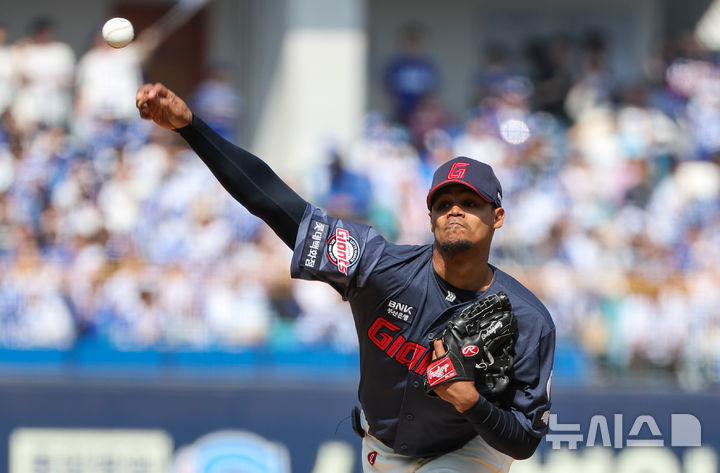 [대구=뉴시스] 이무열 기자 = 28일 대구 수성구 삼성라이온즈파크에서 열린 2026 신한 SOL KBO리그 개막전 롯데 자이언츠와 삼성 라이온즈 경기, 1회말 롯데 선발투수 로드리게스가 공을 던지고 있다. 2026.03.28. lmy@newsis.com