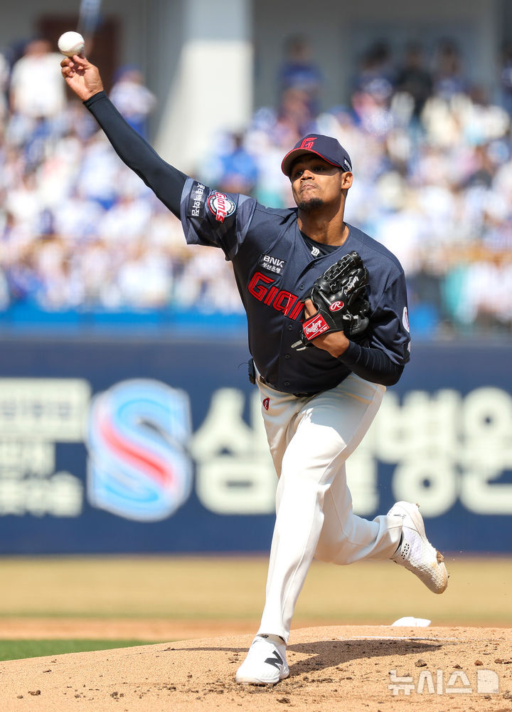 [대구=뉴시스] 이무열 기자 = 28일 대구 수성구 삼성라이온즈파크에서 열린 2026 신한 SOL KBO리그 개막전 롯데 자이언츠와 삼성 라이온즈 경기, 1회말 롯데 선발투수 로드리게스가 공을 던지고 있다. 2026.03.28. lmy@newsis.com
