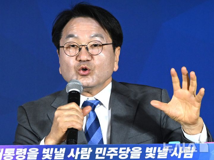 [순천=뉴시스] 이현행 기자 = 강기정 전남광주통합특별시장 예비후보가 28일 오후 전남 순천대학교에서 열린 더불어민주당 전남광주통합특별시장 후보 선출을 위한 동부권 정책배심원 심층토론회에서 발언하고 있다. 2026.03.28. lhh@newsis.com