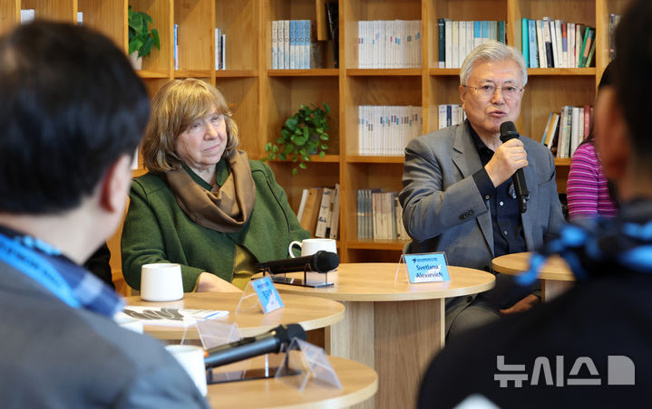 [파주=뉴시스] 이영환 기자 = 문재인 전 대통령이 28일 오후 경기 파주시 아시아출판정보문화센터 문발살롱에서 열린 작가와의 차담회에서 발언을 하고 있다. 문 전 대통령 옆은 2015년 노벨문학상 수상자 스베틀라나 알렉시예비치 작가. 2026.03.28. 20hwan@newsis.com