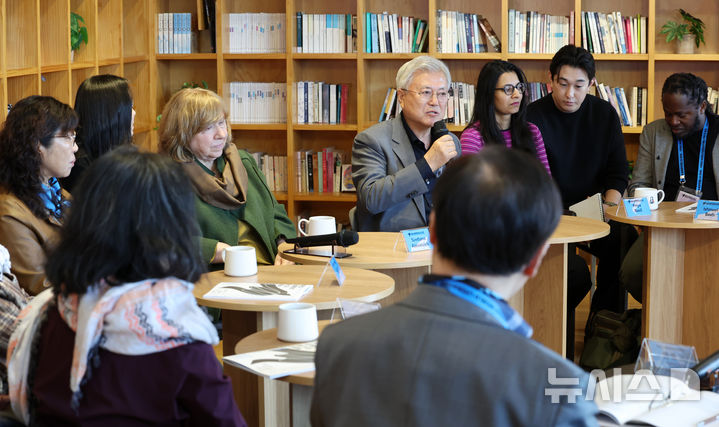 [파주=뉴시스] 이영환 기자 = 문재인 전 대통령이 28일 오후 경기 파주시 아시아출판정보문화센터 문발살롱에서 열린 작가와의 차담회에서 발언을 하고 있다. 2026.03.28. 20hwan@newsis.com