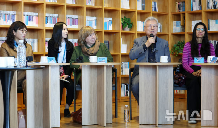 [파주=뉴시스] 이영환 기자 = 문재인 전 대통령이 28일 오후 경기 파주시 아시아출판정보문화센터 문발살롱에서 열린 작가와의 차담회에서 발언을 하고 있다. 오른쪽부터 프리야 바실 작가, 문 전 대통령, 2015년 노벨문학상 수상자 스베틀라나 알렉시예비치 작가, 통역, 정지아 소설가. 2026.03.28. 20hwan@newsis.com