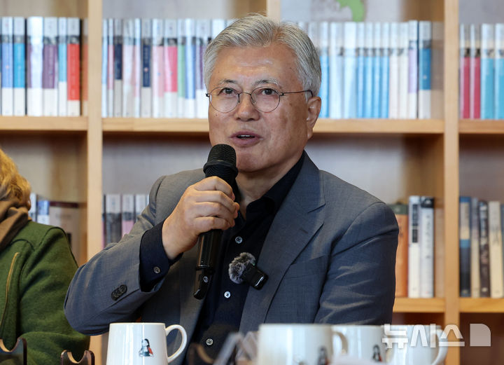 [파주=뉴시스] 이영환 기자 = 문재인 전 대통령이 28일 오후 경기 파주시 아시아출판정보문화센터 문발살롱에서 열린 작가와의 차담회에서 발언을 하고 있다. 2026.03.28. 20hwan@newsis.com