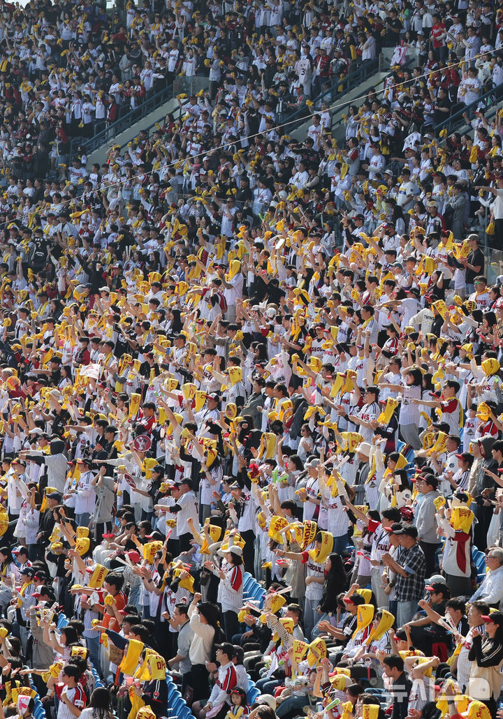 [서울=뉴시스] 배훈식 기자 = 2026 신한 SOL KBO리그가 개막한 28일 오후 서울 송파구 잠실야구장에서 열린 LG 트윈스와 KT 위즈의 경기를 찾은 만원 관중이 열띤 응원을 하고 있다. 2026.03.28. dahora83@newsis.com