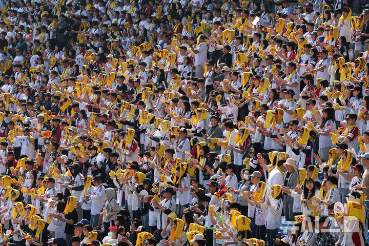 [서울=뉴시스] 배훈식 기자 = 2026 신한 SOL KBO리그가 개막한 28일 오후 서울 송파구 잠실야구장에서 열린 LG 트윈스와 KT 위즈의 경기를 찾은 만원 관중이 열띤 응원을 하고 있다. 2026.03.28. dahora83@newsis.com