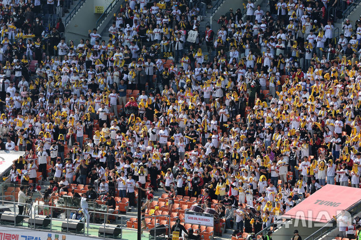 [서울=뉴시스] 배훈식 기자 = 2026 신한 SOL KBO리그가 개막한 28일 오후 서울 송파구 잠실야구장에서 열린 LG 트윈스와 KT 위즈의 경기를 찾은 만원 관중이 열띤 응원을 하고 있다. 2026.03.28. dahora83@newsis.com