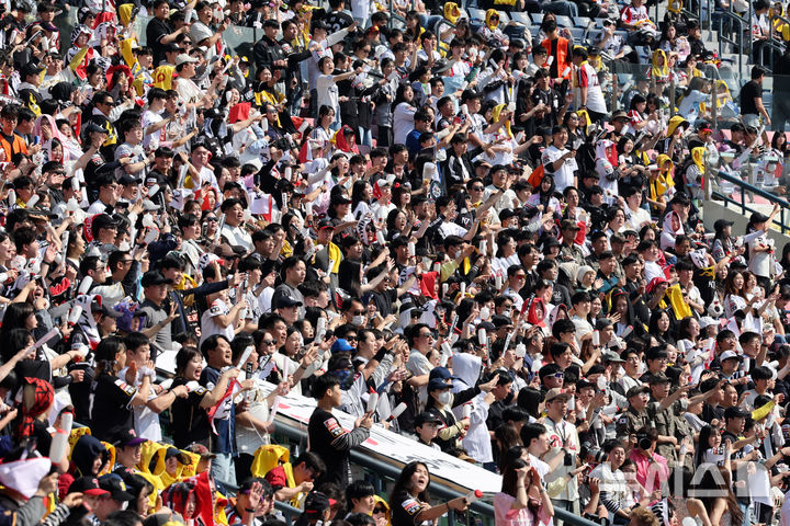 [서울=뉴시스] 배훈식 기자 = 2026 신한 SOL KBO리그가 개막한 28일 오후 서울 송파구 잠실야구장에서 열린 LG 트윈스와 KT 위즈의 경기를 찾은 만원 관중이 열띤 응원을 하고 있다. 2026.03.28. dahora83@newsis.com