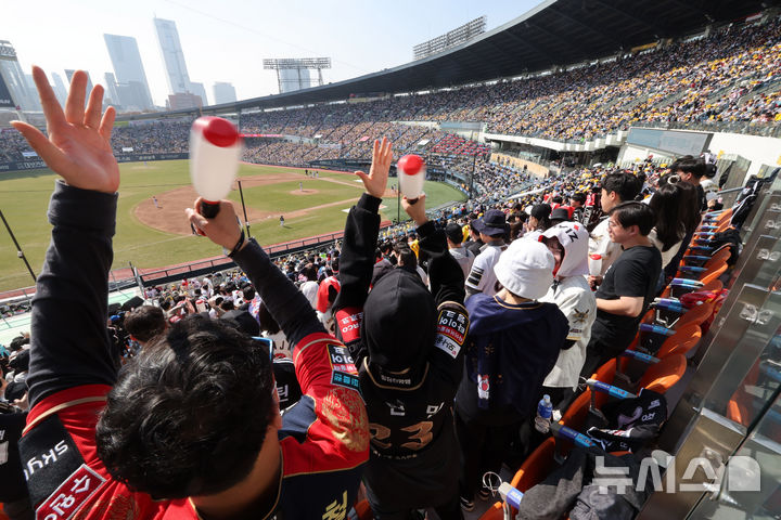 [서울=뉴시스] 배훈식 기자 = 2026 신한 SOL KBO리그가 개막한 28일 오후 서울 송파구 잠실야구장에서 열린 LG 트윈스와 KT 위즈의 경기를 찾은 만원 관중이 열띤 응원을 하고 있다. 2026.03.28. dahora83@newsis.com