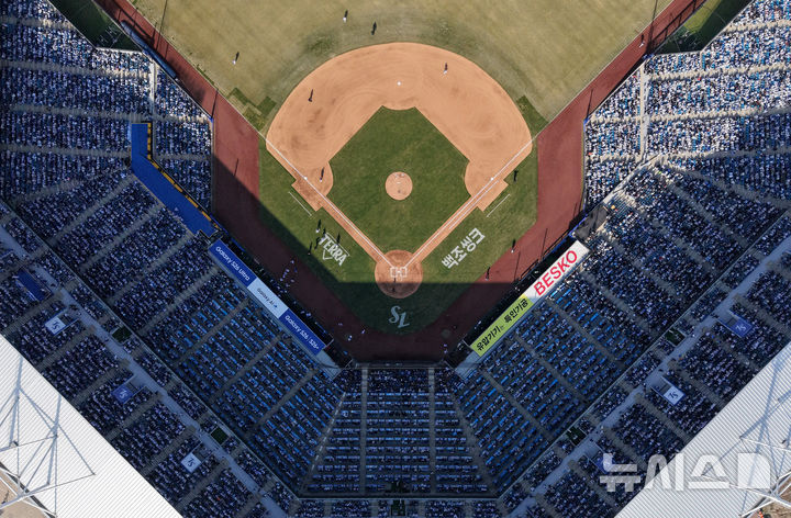 [대구=뉴시스] 이무열 기자 = 28일 대구 수성구 삼성라이온즈파크에서 열린 2026 신한 SOL KBO리그 롯데 자이언츠와 삼성 라이온즈의 개막전을 찾은 관중들이 경기를 즐기고 있다. 2026.03.28. lmy@newsis.com