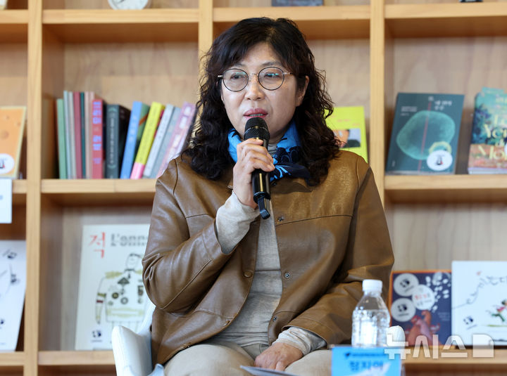 [파주=뉴시스] 이영환 기자 = 정지아 소설가가 28일 오후 경기 파주시 아시아출판정보문화센터 문발살롱에서 열린 DMZ세계문학페스타 2026 평화대담 '침묵의 땅에서 생명의 언어로'에 참석해 대담을 하고 있다. 2026.03.28. 20hwan@newsis.com