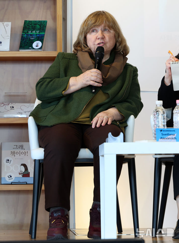 [파주=뉴시스] 이영환 기자 = 2015 노벨문학상 수상자 스베틀라나 알렉시예비치 작가가 28일 오후 경기 파주시 아시아출판정보문화센터 문발살롱에서 열린 DMZ세계문학페스타 2026 평화대담 '침묵의 땅에서 생명의 언어로'에 참석해 대담을 하고 있다. 2026.03.28. 20hwan@newsis.com