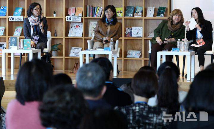 [파주=뉴시스] 이영환 기자 = 정보라(왼쪽부터) 소설가, 정지아 소설가, 2015 노벨문학상 수상자 스베틀라나 알렉시예비치 작가가 28일 오후 경기 파주시 아시아출판정보문화센터 문발살롱에서 열린 DMZ세계문학페스타 2026 평화대담 '침묵의 땅에서 생명의 언어로'에 참석해 대담을 하고 있다. 2026.03.28. 20hwan@newsis.com