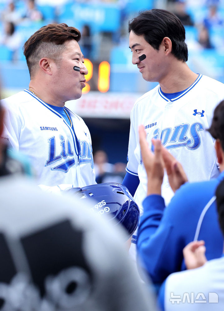 [대구=뉴시스] 이무열 기자 = 28일 대구 수성구 삼성라이온즈파크에서 열린 2026 신한 SOL KBO리그 개막전 롯데 자이언츠와 삼성 라이온즈 경기, 8회말 1사 주자 없는 상황에서 삼성 최형우가 안타를 친 뒤 교체되고 있다. 2026.03.28. lmy@newsis.com