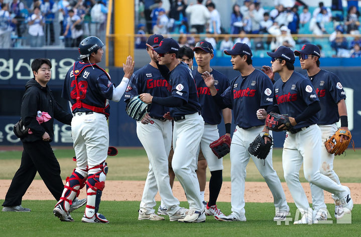 [대구=뉴시스] 이무열 기자 = 28일 대구 수성구 삼성라이온즈파크에서 열린 2026 신한 SOL KBO리그 개막전 롯데 자이언츠와 삼성 라이온즈 경기, 6-3으로 승리한 롯데 선수들이 기뻐하고 있다. 2026.03.28. lmy@newsis.com
