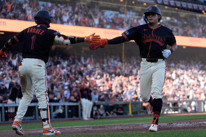 [샌프란시스코=AP/뉴시스] 메이저리그 샌프란시스코 자이언츠 이정후(오른쪽)가 뉴욕 양키스전에서 득점한 뒤 더그아웃으로 향하고 있다. 2026.03.29.