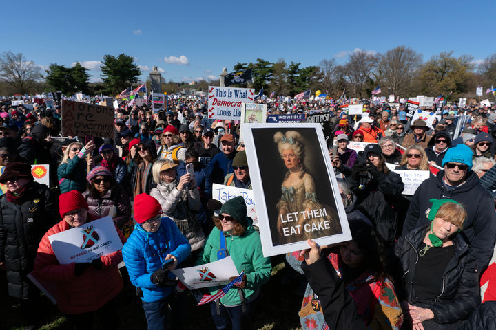 [워싱턴=AP/뉴시스] 28일(현지 시간) 미국 워싱턴에서 ‘노 킹스’(No Kings) 시위 참가자들이 메모리얼 브리지를 건너기 전 집회를 하고 있다. 이날 미국 전역에서 도널드 트럼프 대통령의 이란 전쟁에 반대하는 대규모 '노 킹스' 시위가 열렸다. 2026.03.29.