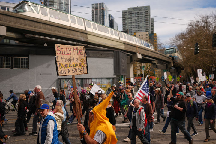 [시애틀=AP/뉴시스] 28일(현지 시간) 미국 시애틀 센터 모노레일 차량 인근에서 ‘노 킹스’(No Kings) 시위 참가자가 바나나 복장을 하고 행진을 하고 있다. 이날 미국 전역에서 도널드 트럼프 대통령의 이란 전쟁에 반대하는 대규모 '노 킹스' 시위가 열렸다. 2026.03.29.