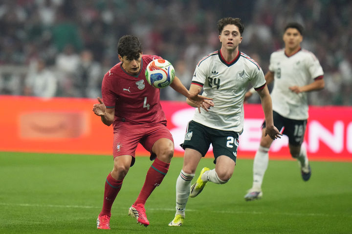[멕시코시티=AP/뉴시스] 포르투갈 축구 대표팀의 안토니우 실바(왼쪽), 멕시코 축구 대표팀의 브라이언 구티에레스. 2026.03.28.