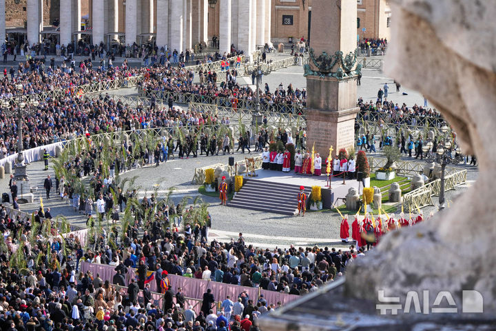 [AP/뉴시스] 부활절 주간이 시작되는 29일 종려 주일을 맞아 카톨릭 교황 레오 14세가 성베드로 광장에서&nbsp; 종려 잎을 든 추기경들과 예배를 보고 있다