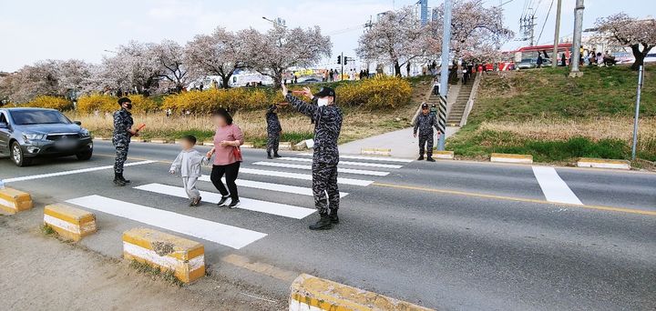 "하루 최대 15만명" 청주시, 무심천 개화기 안전관리 강화