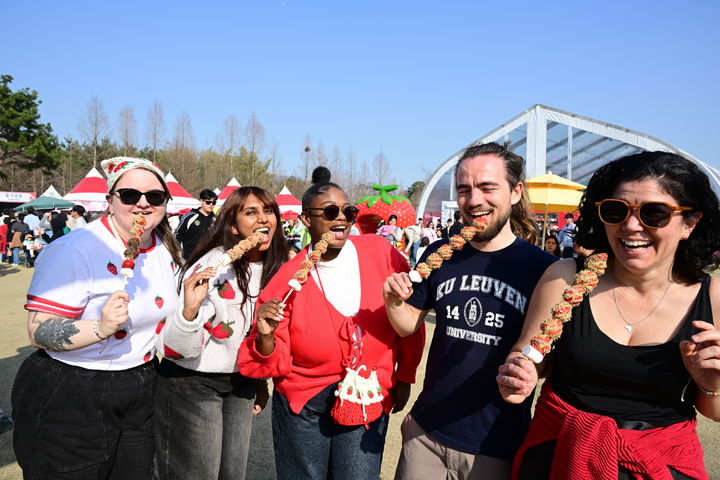 [논산=뉴시스]외국인 관람객들이 논산딸기축제장에서 딸기로 만든 디저트를 맛보고 있다. (사진=논산시 제공) 2026. 03. 29 photo@newsis.com *재판매 및 DB 금지