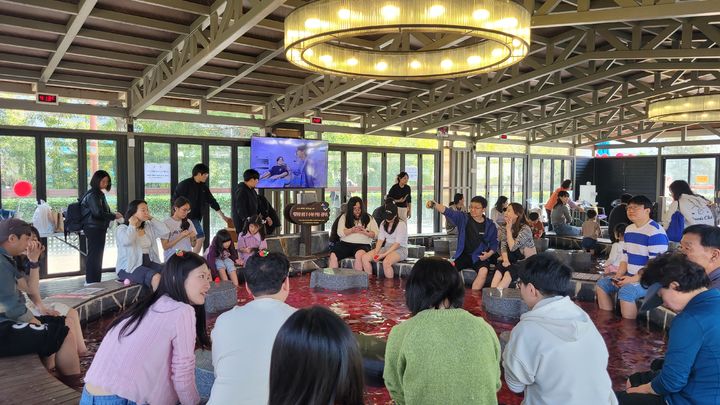 [논산=뉴시스]논산딸기축제장에 마련된 '딸기향 족욕장'이 힐링공간으로 자리하면서 관람객들에게 인기다. (사진=논산시 제공) 2026. 03. 29 photo@newsis.com *재판매 및 DB 금지