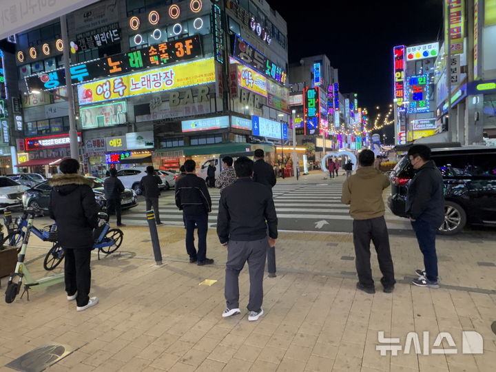 [시흥=뉴시스] 시흥시가 야간 외국인 불법 유상운송 단속을 벌이고 있다. (사진=시흥시 제공). 2026.03.29. photo@newsis.com