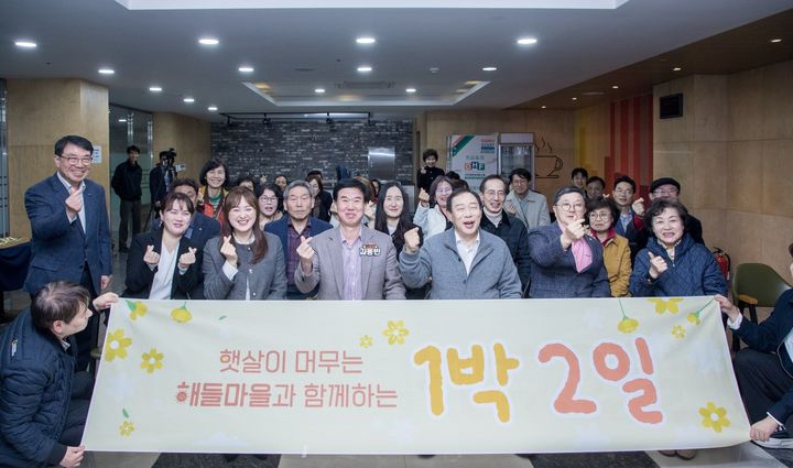 [세종=뉴시스] 대평동 1박2일 소통 간담회가 끝나고 기념 사진을 찍고 있다.(사진=세종시). 2026.03.29. photo@newsis.com. *재판매 및 DB 금지