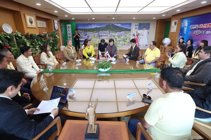 [안동=뉴시스] 양금희 경북도 경제부지사 등 경북도 관계자들이 지난 27일 경북도청을 방문한 필리핀 잠보앙가 델 수르주 관계들과 교류 확대 방안을 논의하고 있다. (사진=경북도 제공) 2026.03.29. photo@newsis.com *재판매 및 DB 금지