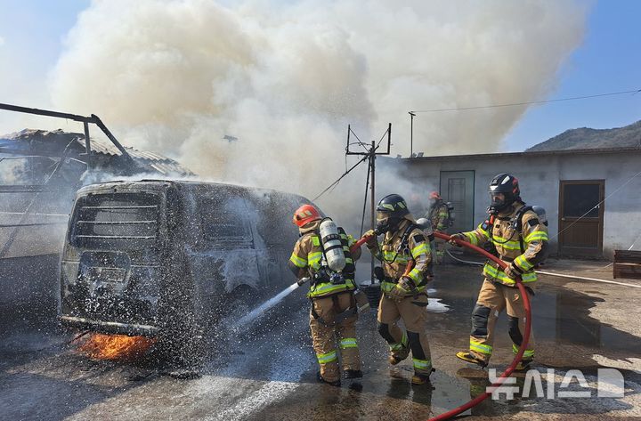 [고령=뉴시스] = 경북 고령군 덕곡면 주택 창고 화재 진압 모습. (사진=경북소방본부 제공) 2026.03.29. photo@newsis.com
