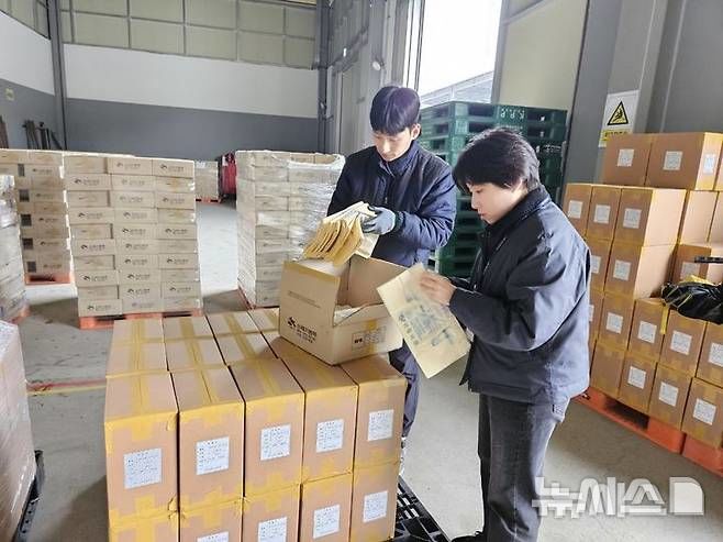 [시흥=뉴시스] 시흥시청 직원들이 종량제봉투 창고에서 수급 상황을 점검하고 있다. (사진=시흥시 제공). 2026.03.26.photo@newsis.com *재판매 및 DB 금지