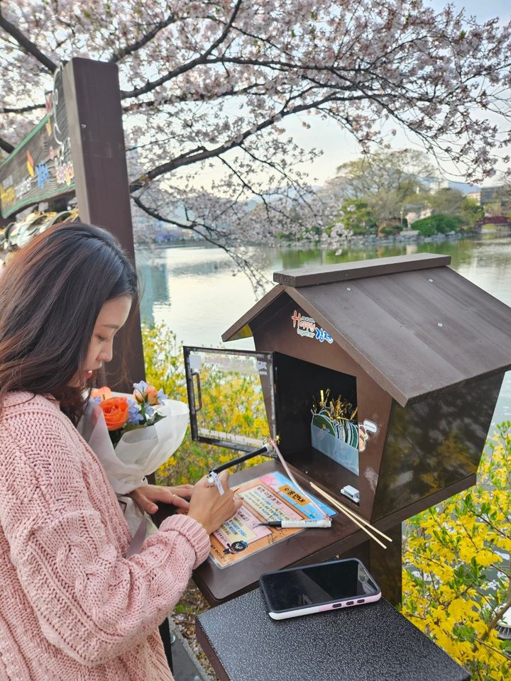 [김천=뉴시스] 연화지에 마련된 소통 게시판. (사진=김천시 제공) 2026.03.29 photo@newsis.com *재판매 및 DB 금지