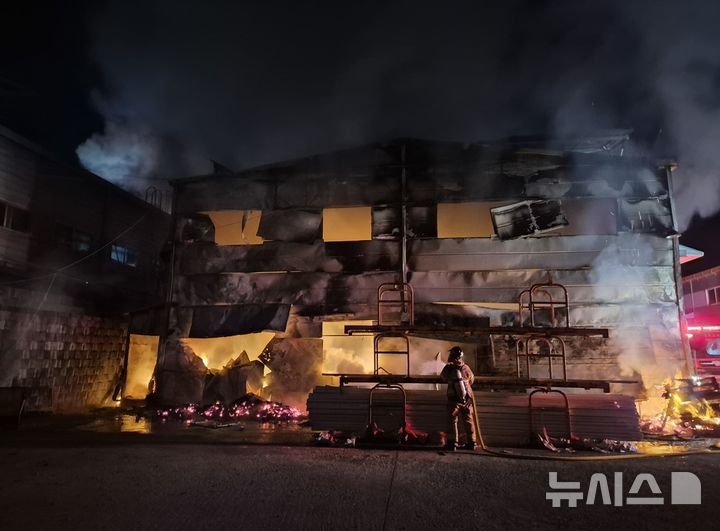 [영천=뉴시스] = 경북 영천시 청통면 공장 화재 진압 모습. (사진=경북소방본부 제공) 2026.03.29. photo@newsis.com